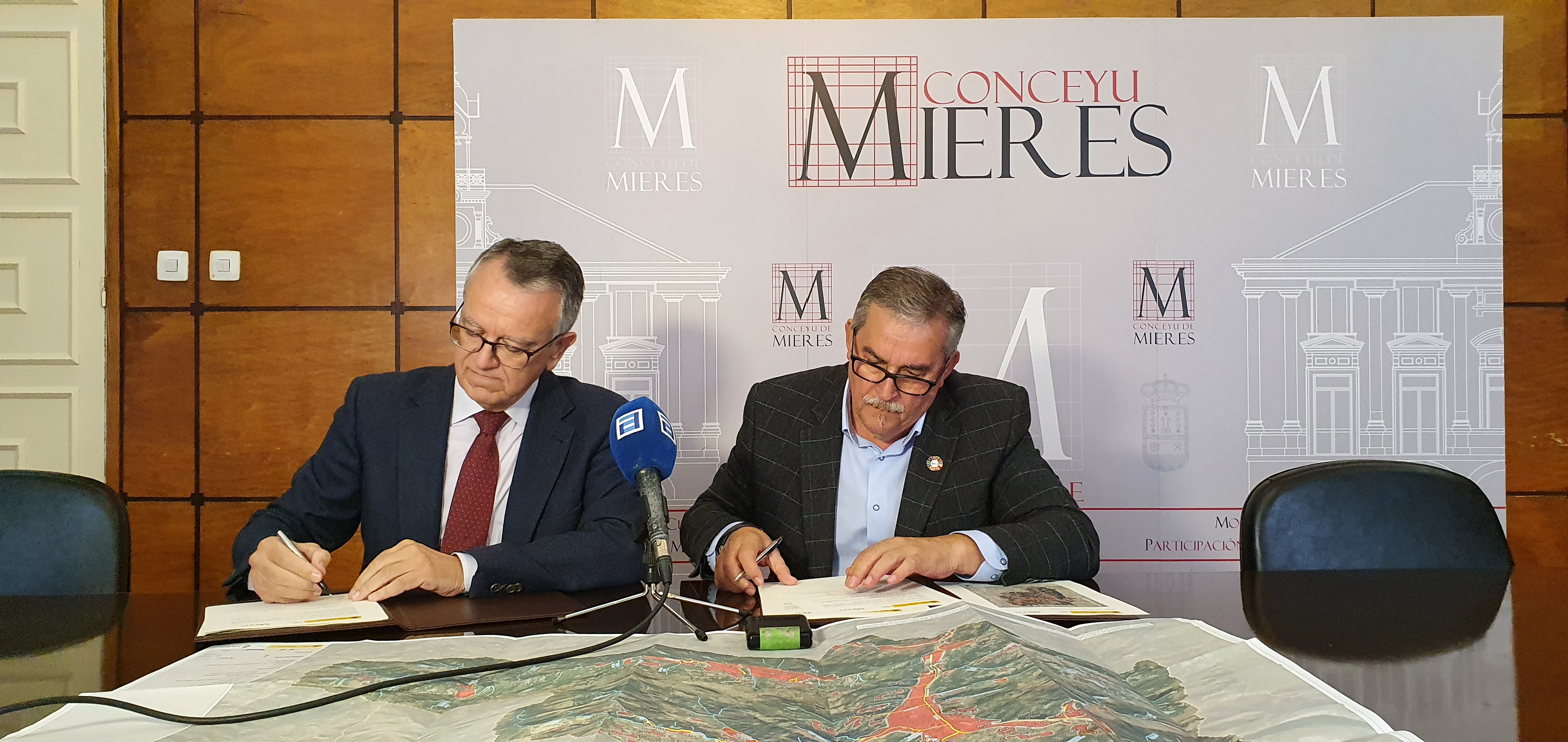 Imagen Firma del convenio de izquierda a derecha: Manuel Gutiérrez (presidente de la CHCantábrico) y Aníbal Vázquez (alcalde del Ayuntamiento de Mieres) 