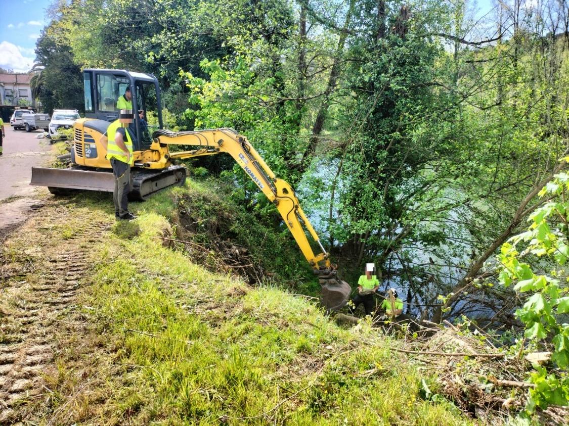 Imagen Retirada de restos vegetales acumulados en uno de los puntos erosionados