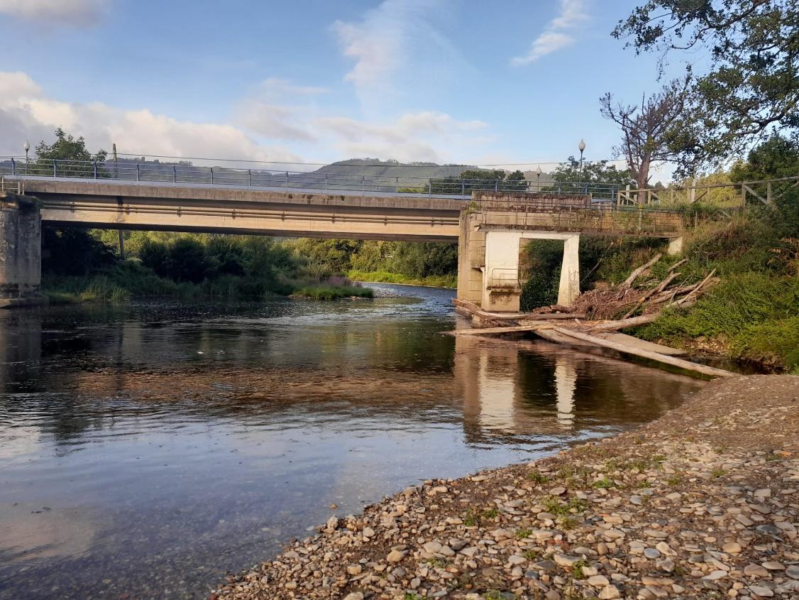 Imagen Restos vegetales acumulados en un puente de paso sobre el río Eo