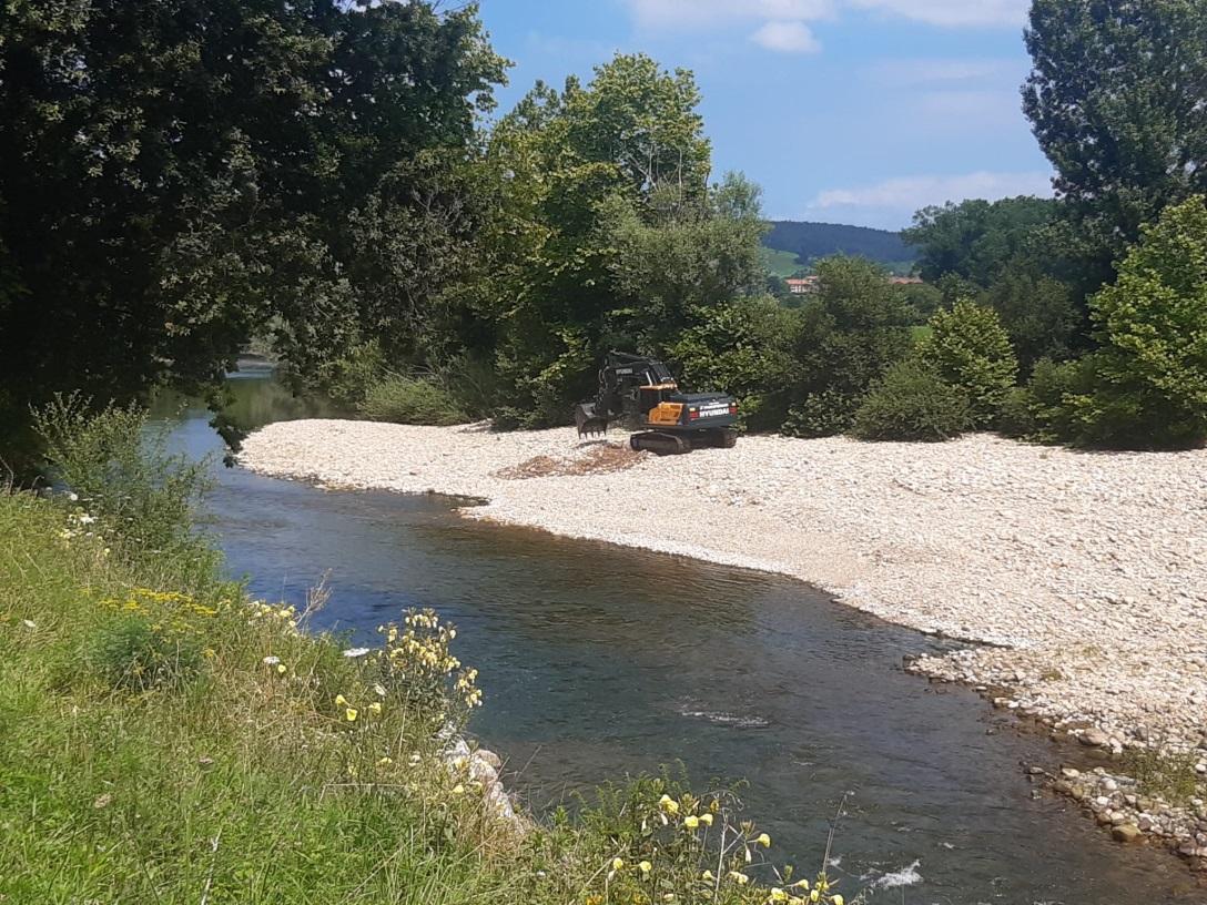 Imagen Movimiento de acarreos para habilitar un brazo en el cauce del río en la zona de la margen derecha
