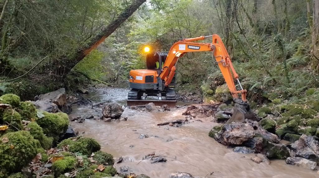 Imagen Azud del río Llera durante de la demolición