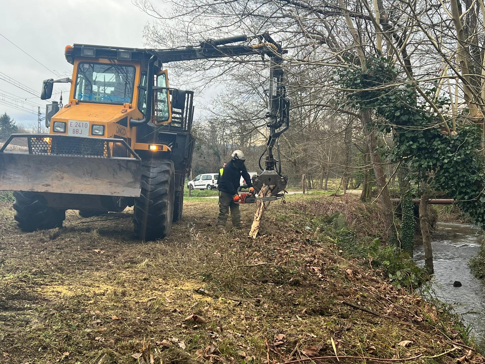 Imagen Operarios y autocargador retirando restos vegetales durante los trabajos