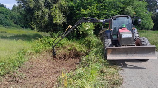 Imagen Autocargador retirando restos vegetales del cauce
