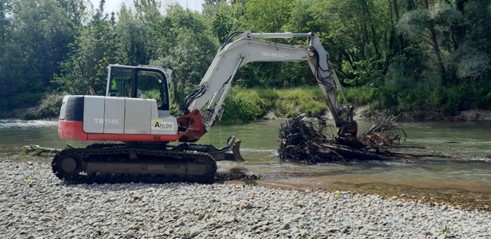 Imagen Durante los trabajos, retro retirando restos vegetales del cauce