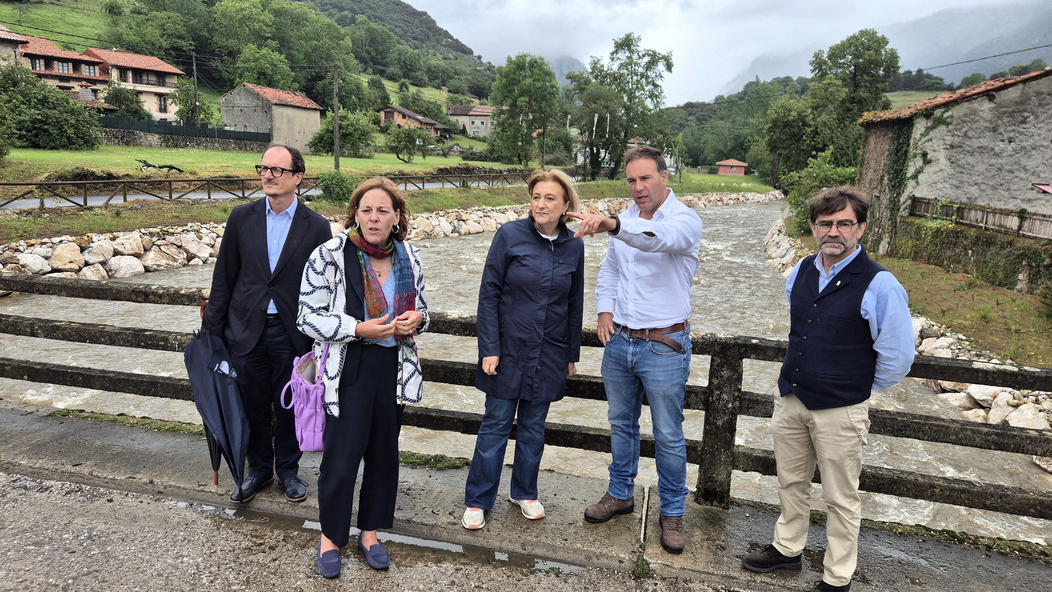 Imagen Visita a la restauración fluvial del río Casaño. De izquierda a derecha: Jesús Solís, Director Técnico de la CH Cantábrico; Bárbara Monte, Presidenta de la CH Cantábrico, Delia Losa, Delegada del Gobierno en Asturias, Enrique Fernández, Jefe de Área de Gabinete Técnico de la CH Cantábrico y José Sánchez, Alcalde de Cabrales.