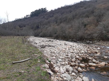 Imagen Previo a la actuación se observa el desprendimiento de la margen izquierda, vista aguas arriba