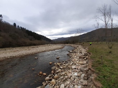 Imagen Previo a la actuación se observa la margen izquierda erosionada, vista aguas abajo