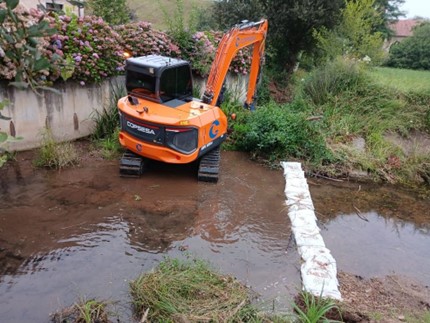 Imagen Trabajos de retirada de lodos y vegetación con maquinaria