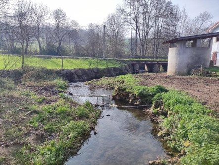 Imagen Previo a la actuación se observa el desprendimiento de la margen derecha del arroyo de la Plata
