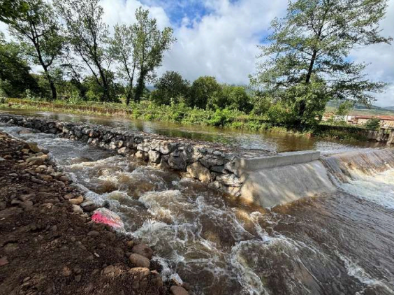 Imagen Azud y dispositivo de paso (rampa de piedras) una vez recuperado el cauce original del río Besaya