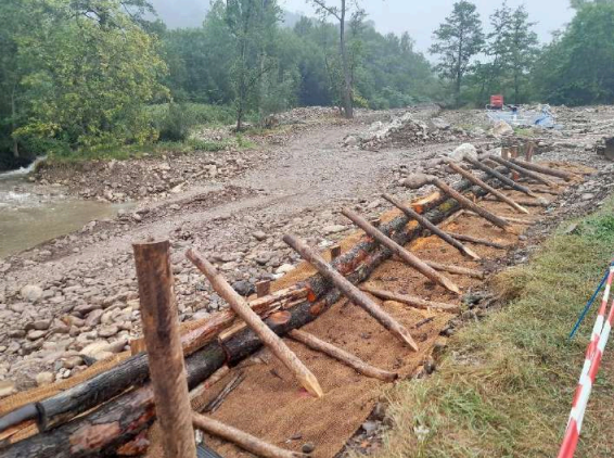 Imagen Durante los trabajos de estabilización de la margen izquierda, aguas abajo del azud de la Cobrera, con técnicas de bioingeniería