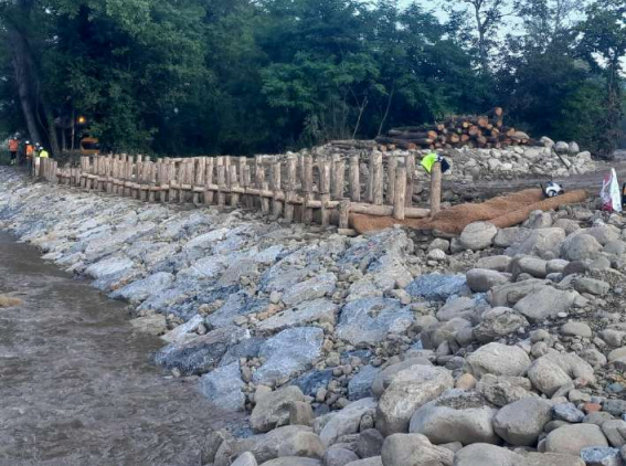 Imagen Trabajos de bioingeniería, aguas arriba del azud, para recuperar el cauce original del río Besaya