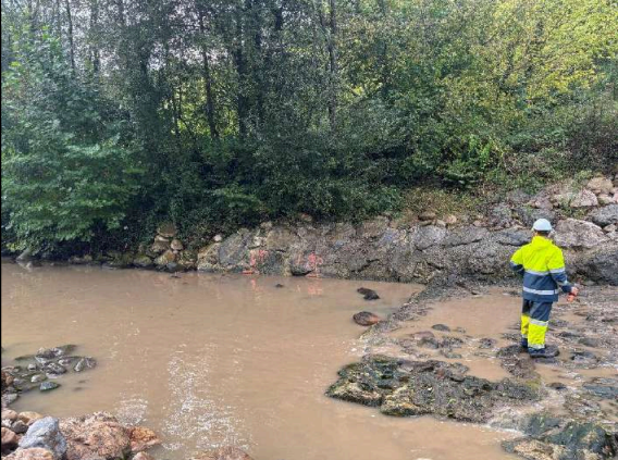 Imagen Rampa de piedras afectada por el descalce una vez desviado el cauce