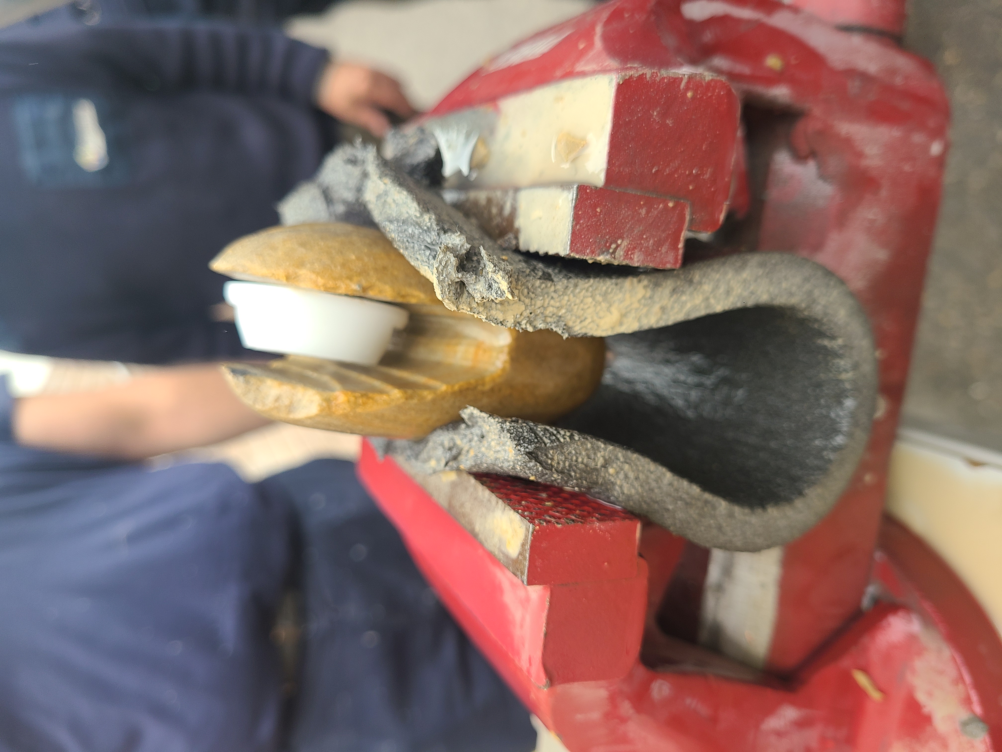 Dispositivo de seguimiento de los arrastres de fondo colocado en el interior de un canto rodado