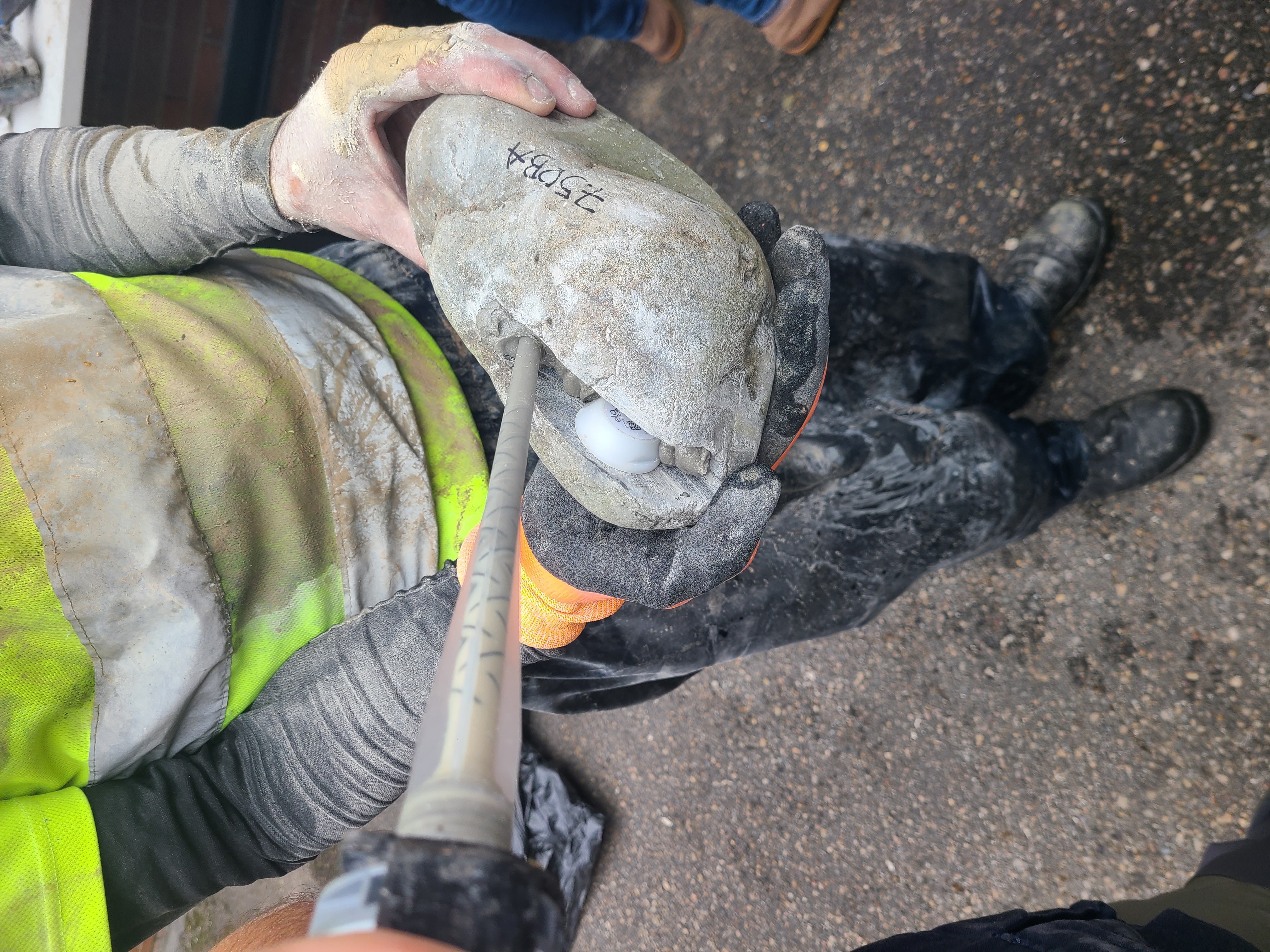 Sellado del hueco con el dispositivo de seguimiento de los arrastres de fondo colocado en el interior del canto rodado