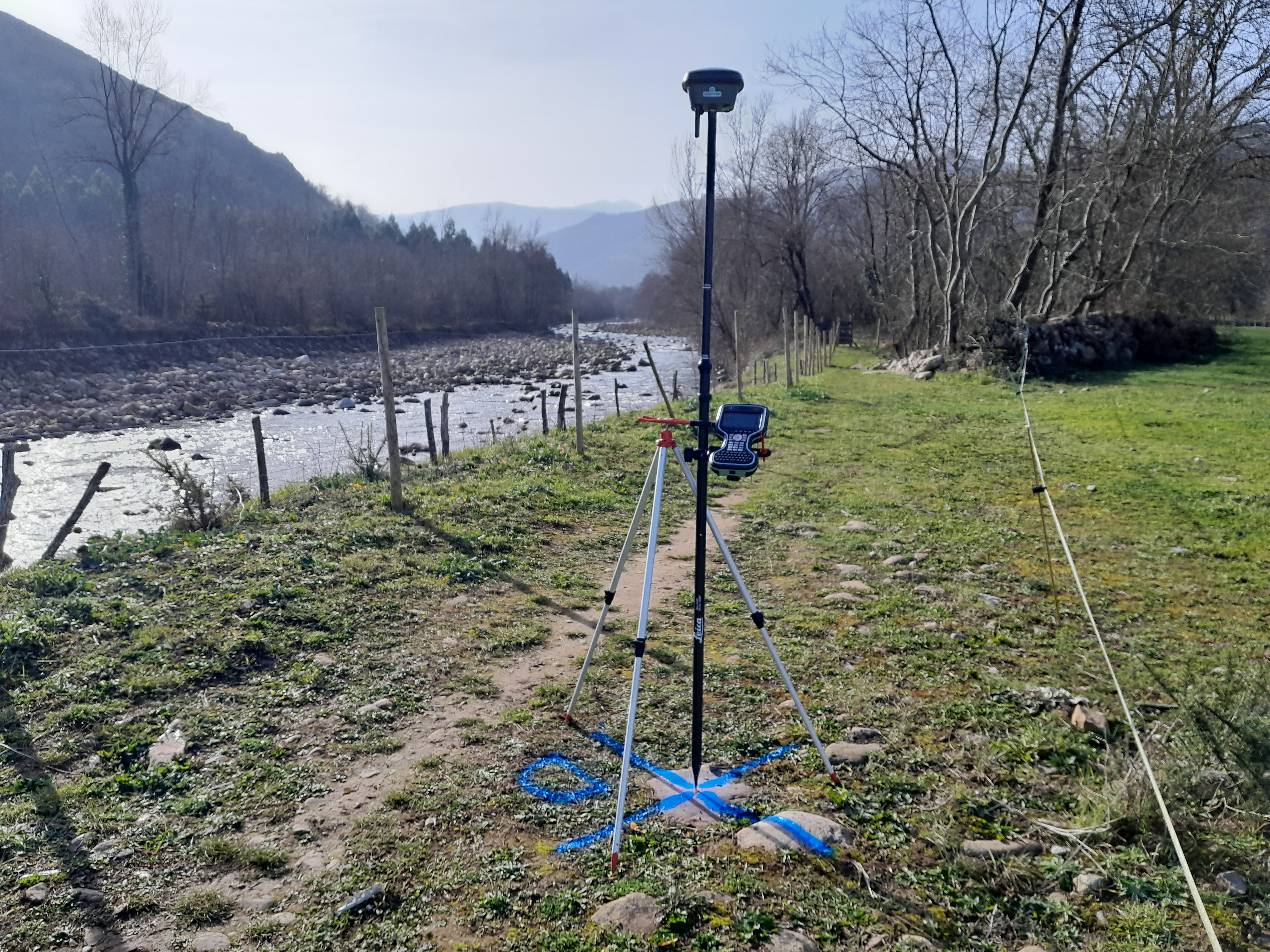 Apoyo vuelo dron con técnicas GPS para la generación de Modelo Digital del Terreno en el río Saja. Selores- Cabuérniga (Cantabria)
