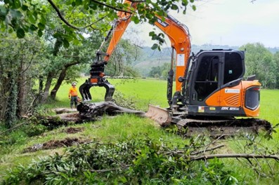 Imagen Retirada de restos vegetales acumulados en el cauce del río Clarín