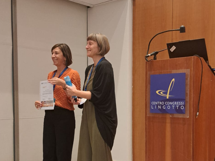 Imagen Esther Ruiz, Jefa del Servicio SAIH de la CH Ebro, recoge el premio a la CH Cantábrico