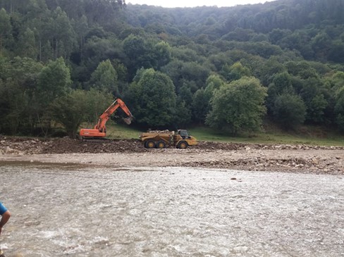 Limpieza del río Saja en Cabuérniga