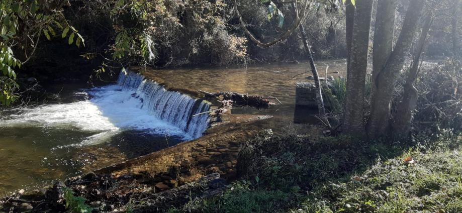 Imagen Antes de la demolición parcial del azud del río Espinaredo en Lozana