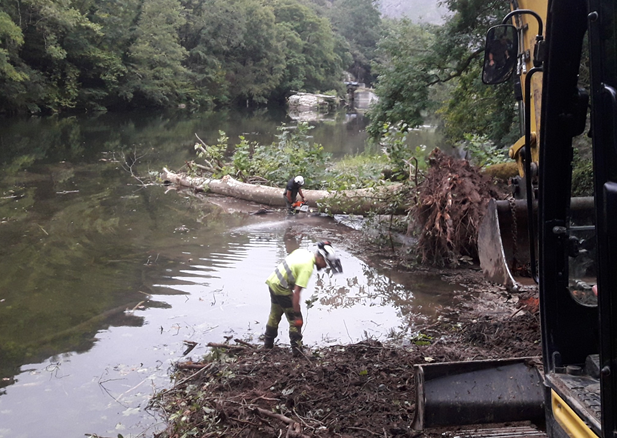 Imagen Trabajos de mantenimiento y conservación en el río Bidasoa, en la Presa de las Nazas (Bera de Bidasoa)
