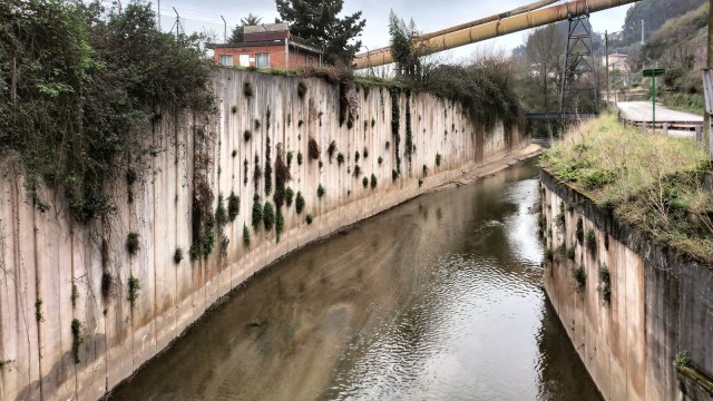 Río canalizado