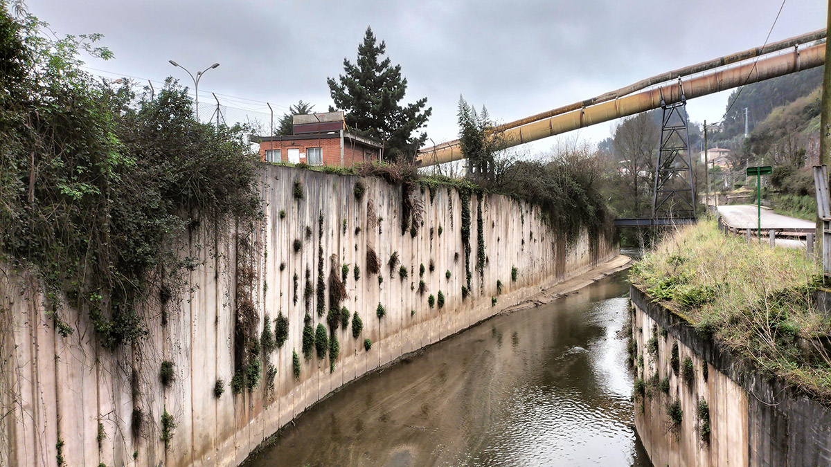Río canalizado